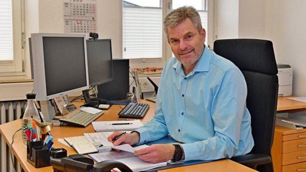 Bürgermeister Dirk Becker an seinem Arbeitsplatz. Immer wieder musste er Lösungen wegen der schwierigen Haushaltslage der Bergstadt finden, das gilt auch künftig noch. Jetzt hat er bekanntgegeben, dass er nicht erneut kandidieren will. Foto: Gunter Held - © Gunter Held