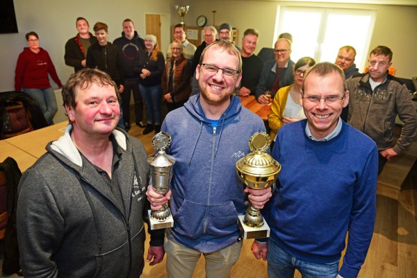Schießleiter Mario Schreck (links) wird bester Schütze, Frank Biermann (Mitte) nimmt für seine dritte Kompanie den Karl-Achim-Berendsmeier-Pokal und den Dr.-Rudolf-Meyer Pokal entgegen. Oberst Matthias Drewes freut sich über die tollen Ergebnisse. - © Nicole Ellerbrake