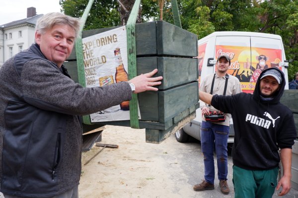 Schluss mit Strand: Betreiber Adolf Steuer (links), Sohn Maximilian Steuer (hinten) und ein Mitarbeiter sorgen für den Abbau der Beach-Bar an der Ameide. - © Yannick Sonntag(LZ)