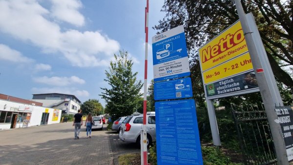 Dieses Schild an der Einfahrt des Netto-Parkplatzes an der Leopoldstraße in Lemgo weist auf die automatische Kennzeichenerfassung mittels Kamera hin. - © Nadine Uphoff