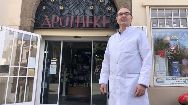 Hans Martin Zillmann vor der Brandes'schen Apotheke in der Straße Am Markt. - © Sven Kienscherf