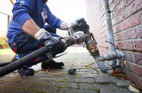 Die Kosten für Heizöl sind in den vergangenen Jahren explodiert. Laut dem statistischem Bundesamt kostete Heizöl Anfang Oktober 2022 bei einer Abnahmemenge von 3.000 Litern 167,30 Cent pro Liter im bundesweiten Durchschnitt. Anfang 2021 lag der Preis dagegen noch bei etwa 54,77 Cent pro Liter und im November 2020 sogar bei nur 37,76 Cent pro Liter. - © dpa