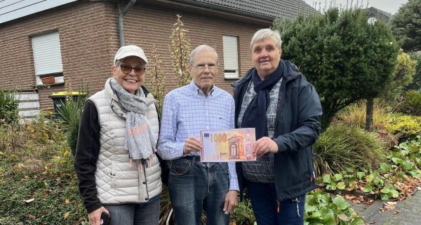 Jutta Riel (links) und Carola Werning haben im Namen der AWO-Hörste eine Spende in Höhe von 1000 Euro an Gunnar Lüttmann übergeben. Das Geld kommt aufs Sparbuch, denn die Lebensmittelausgabe Lage braucht dringend ein neues Kühlfahrzeug. - © Fotorechte: AWO Hörste