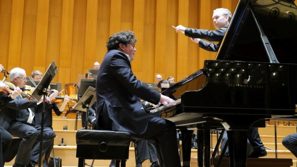 Pianist Martin James Bartlett interpretiert das Klavierkonzert Nr. 5 Es-Dur op. 73 von Beethoven im brillanten Zusammenspiel mit der NWD unter Leitung von Chefdirigent Jonathan Bloxham. - © Thomas Krügler