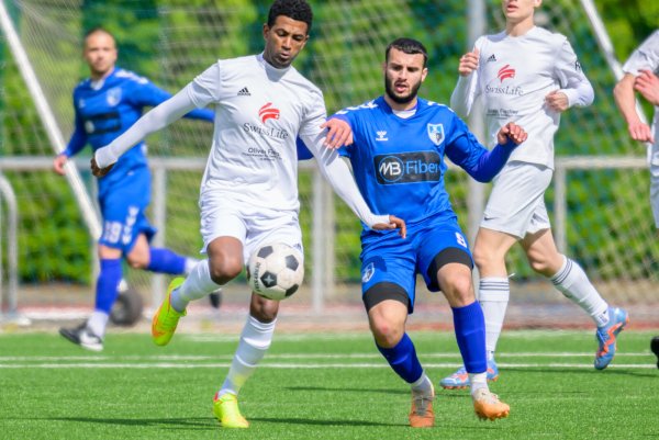 Ermiyas Amdemichael (links) und der TuS Leopoldshöhe, hier eine Szene mit Adis Hulic vom SC Bad Salzuflen, spielen um den Aufstieg in die Bezirksliga. - © EGON PENNER