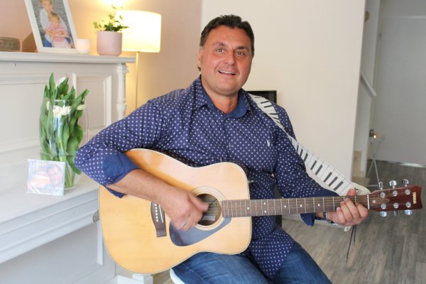 Sobald er zur Gitarre greift, ist Schlager-Sänger Michael Larsen ganz in seinem Element. - © Sandra Castrup
