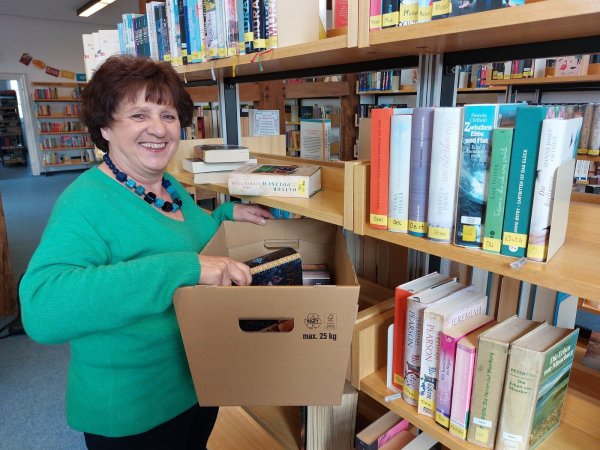 Petra Opel, ehrenamtliche Leiterin der Stadtbücherei Schieder, bereitet den Umzug vor. Gemeinsam mit ihrem Team wird sie insgesamt rund 6000 Bücher in Kartons verstauen müssen. - © Michaela Weiße