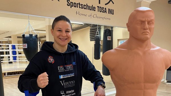 Beke Bas mit ihren Gehhilfen in der Sportschule Tosa Isu. - © Sebastian Lucas