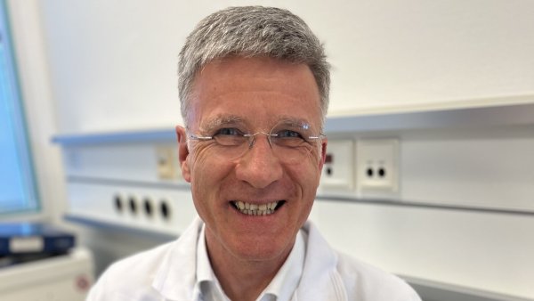Chronische Wunden sind oft ein Tabu-Thema. Uwe Riedel will dies ändern und für die Behandlung werben. Im Bürgerhaus informiert er über dieses Thema. Der Direktor der Klinik für Dermatologie, Dr. Helger Stege, wird über Hautkrebs aufklären. - © Fotorechte: Klinikum Lippe