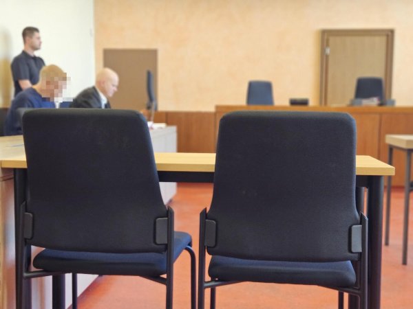 Beim ersten Versuch eines Prozessauftaktes hatte sich der 34-jährige Angeklagte noch nicht zur Sache einlassen wollen. Er muss sich wegen versuchten Totschlags vor dem Landgericht verantworten. Rechts daneben sitzt sein Verteidiger Jerrit Schöll. - © Janet König
