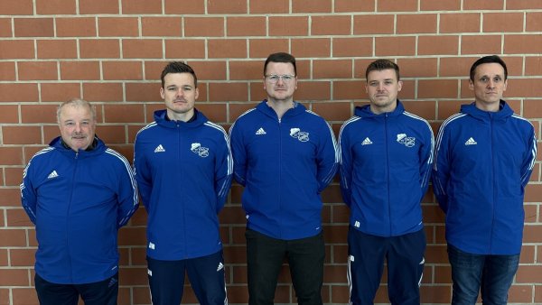 Kontinuität an der Seitenlinie: Fußballobmann Meinhard Borgers (von links) mit Trainer Daniel Westphal, TuS-Vorsitzender Adrian Lücke, Co-Trainer Jan-Oliver Drawe und stellvertretender TuS-Vorsitzender Jan-Marcel Klose. - © TuS Sonneborn