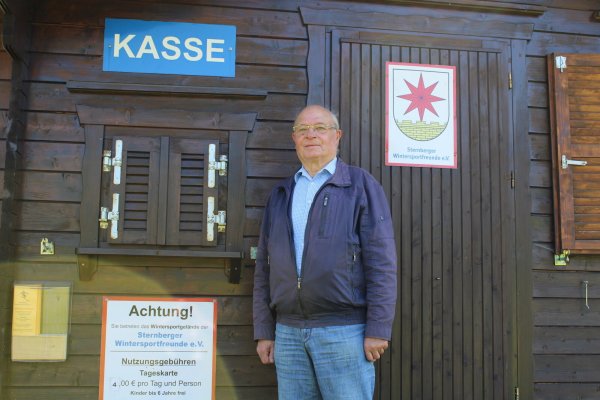 Erster Vorsitzende Gerhard Ridderbusch hofft, das Kassenhäuschen an der Piste in Linderhofe im kommenden Winter wieder öffnen zu können. - © Chiara Wibbeke