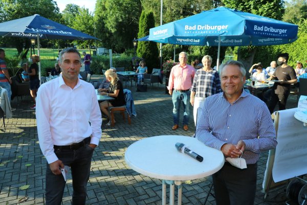 Herausforderer Dirk Tolkemitt (vorne, links) und der amtierende Bürgermeister Dr. Roland Thomas waren der Einladung von (hinten) Dr. Johann Malcher und Monika Kramer vom Verein "Schötmar - Zukunft gestalten" in den Biergarten des "Family & Friends" am Schötmaraner Schützenhaus gefolgt. - © Alexandra Schaller