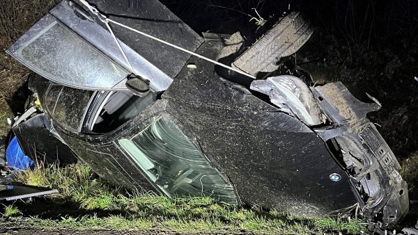 Der Dreier-BMW ist nach dem Überschlag auf der A 2 nur noch ein Wrack. - © Autobahnpolizei