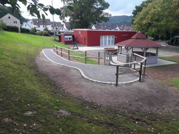 Auf dem Spielplatz in Erder können jetzt auch Kinder mit Handicap spielen. - © Mario Hecker