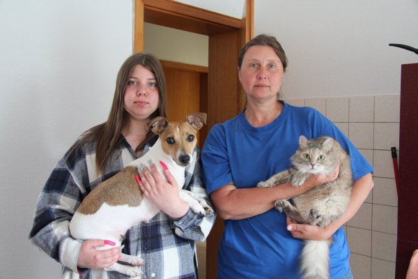 Elvira (links) und ihre Mutter Olena Pelekh suchen eine Wohnung, in der sie auch Hündin "Anetta" und Katze "Maus" halten dürfen. - © Nadine Uphoff