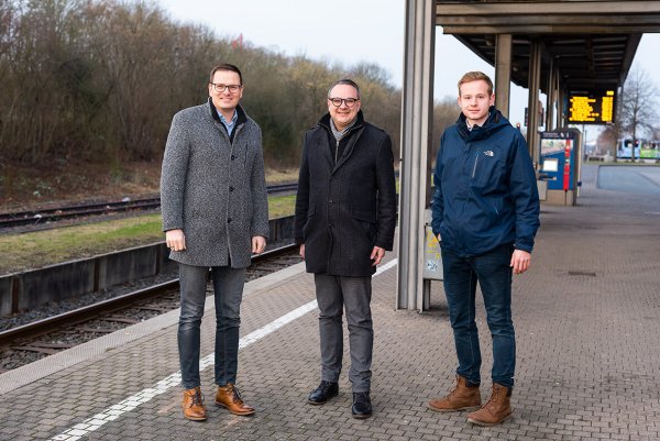 Stadtwerke-Geschäftsführer Matthias Sasse (von links), Bürgermeister Markus Baier und Janik Wiemann, Ortsausschuss-Vorsitzender von Hörstmar, freuen sich, dass die kostenfreien Samstagsfahrten bald auch auf der Eurobahn bis Hörstmar gelten. - © Stadtwerke Lemgo