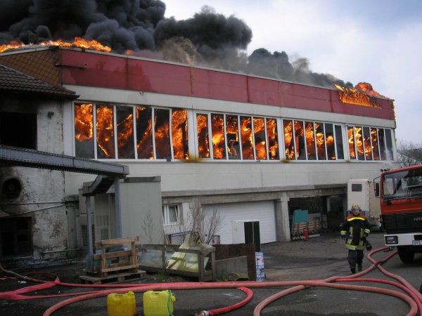 Ein Einsatz, der vielen in Brake in Erinnerung geblieben ist: Der Großbrand bei der Firma Dux am Grasweg beschäftigt die Löschgruppe 2008 mehrere Tage lang. - © Feuerwehr Lemgo