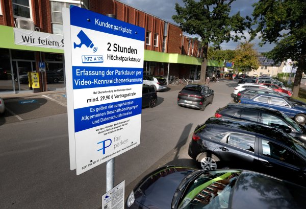 Der Parkplatz des Schenke-Marktes an der Carl-Bertelsmann-Straße wird immer wieder von Fremdparken heimgesucht. Deshalb gelten dort nun zwei Stunden als zulässige Höchstparkdauer. Wer länger bleibt, der zahlt eine Vertragsstrafe. Die Bedingungen kommuniziert der Lebensmittelhändler klar auf mehreren Schildern. - © Andreas Frücht