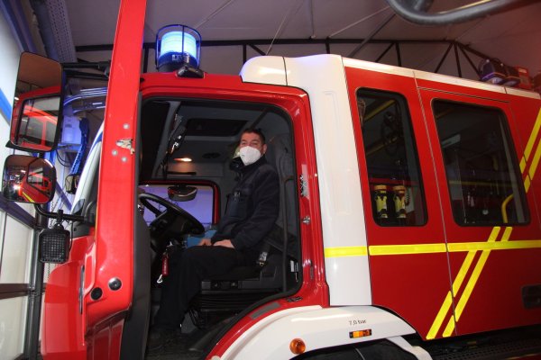 Dirk Windmann fährt im Löschfahrzeug derzeit immer mit Maske. Das ist zwar lästig, muss aber sein.  - © Cordula Gröne(LZ)