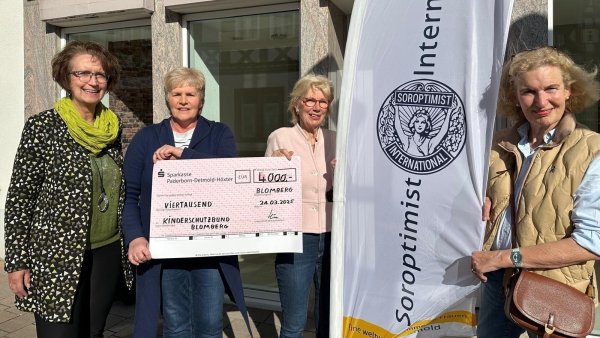 Secondhand-Verkauf mit Rekordergebnis: Iris Beverung (von links) Ingrid Pause und Beatrix Boekstegers vom Soroptimist-Club Detmold übergeben 4000 Euro an Brit Holst (Zweite von links), Vorsitzende des Kinderschutzbundes Blomberg. - © Soroptimist-Club Detmold
