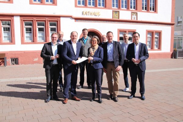Bei der Übergaben dabei waren (von links) MdL Dennis Maelzer (SPD), Fachbereichsleiter Olaf Kapelle (Kalletal),Blombergs Bürgermeister Christoph Dolle, Waldemar Bichler (Projektkoordinator der Stadt Blomberg), Ministerin Ina Scharrenbach, Jochen Heering (allgemeiner Vertreter der Stadt Schieder Schwalenberg), MdL Klaus Hansen (CDU), Fraktionsvorsitzender Friedrich-Wilhelm Meier (CDU Blomberg) sowie Torben Blome (Bürgermeister der Stadt Lügde). - © Stadt Blomberg