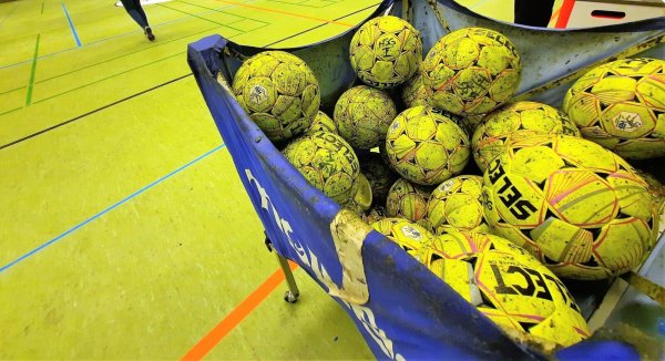 Die Bälle bleiben im Wagen: Das Bundesligaspiel der Frauen zwischen HL Buchholz-Rosengarten und HSG Blomberg-Lippe ist abgesagt worden. - © Oliver König