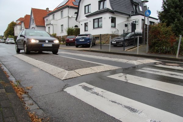 An der Kluskampstraße gab es bereits diverse Maßnahmen zur Verkehrberuhigung. - © Katrin Kantelberg(LZ)