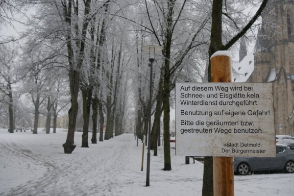 Obwohl er von vielen Radfahrern genutzt wird, die auf der Veloroute West unterwegs sind, wird der gepfasterte Weg über den Kaiser-Wilhelm-Platz im Winter nicht geräumt und gestreut. - © Jost Wolf
