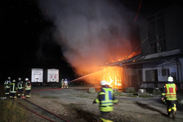 Die Lagerhalle in der Bad Salzufler Ladestraße steht am 20. September 2023 in Flammen. Die Feuerwehr Bad Salzuflen ist mit vielen Kräften vor Ort und kann ein Übergreifen auf angrenzende Gebäudeteile verhindern. - © Daniel Hobein/Feuerwehr Bad Salzuflen