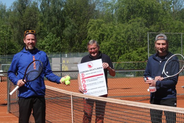 Mit Regeln und Desinfektionsmittel kann es in Detmold wieder losgehen: die Trainer Christian Worm (links) und Marc Wermeling (rechts) sowie Corona-Beauftragter Dr. Klaus Wesseler (Mitte). - © Sebastian Lucas