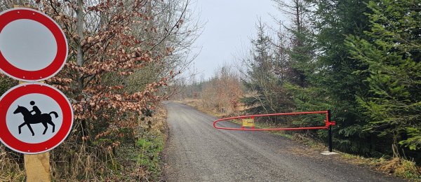 Der Weg zu Bienenschmidt ist derzeit für Fahrzeuge gesperrt. Der Eigentümer hat das gemacht, weil es immer mehr Verkehr im Wald gab - auch wenn die Waldgaststätte derzeit wegen Sanierung geschlossen ist. - © Astrid Sewing