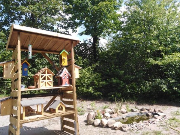 So sieht das neue Futterhaus für das Wildvögel-Projekt an der Grundschule in der Senne aus. - © Manuela Schramm