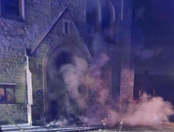 Stehen nach einem Brandanschlag in Flammen: die beiden Kirchentüren der Hillentruper Kirche Samstagfrüh um 1.30 Uhr. - © Feuerwehr Dörentrup