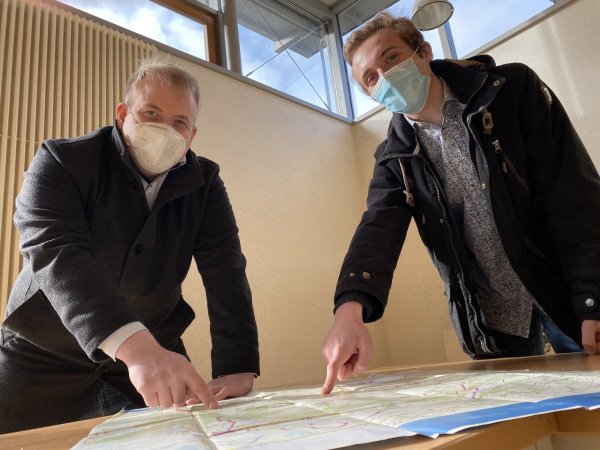 Marc Meierkord (links) und Lukas Koschek von der CDU-Fraktion beraten über mögliche attraktive Standorte für Tiny Houses. - © CDU Kalletal