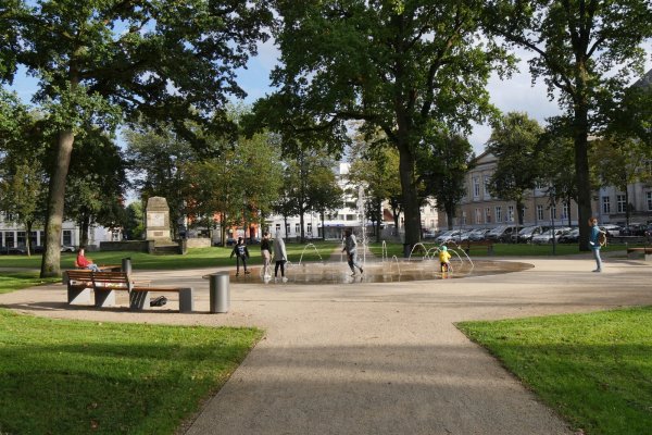 Die Fontäne auf dem Kaiser-Wilhelm-Platz ist beliebt. Im Sommer soll es hier kleine, in der Regel akustische Konzerte geben.  - © Archivfoto: Jost Wolf