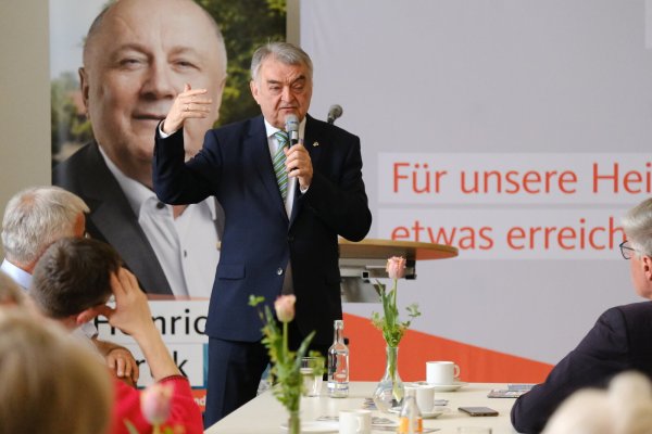 NRW-Innenminister Herbert Reul hatte einen Wahlkampfauftritt in Detmold. - © Sven Koch(LZ)