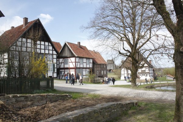 Aus dem Winterschlaf erwacht: Das LWL-Freilichtmuseum lockte beim diesjährigen Familienfest zahlreich die Besucher an. Bei strahlendem Sonnenschein gab es dabei für Jung und Alt viel zu entdecken. - © Juliana Szabo