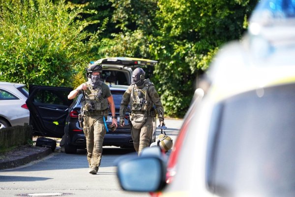 Das SEK musste in Leopoldshöhe die Polizei unterstützen. - © Freitag-TV