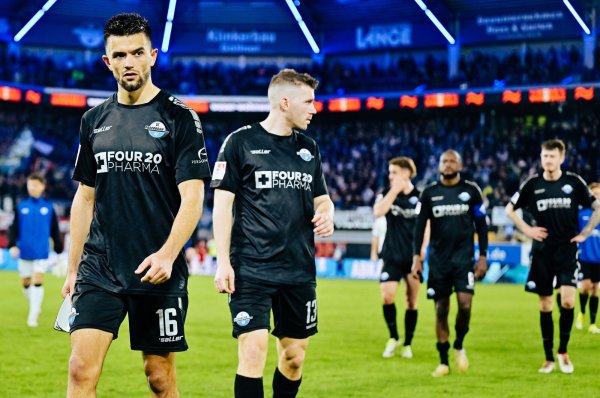 Visar Musliu (l.) machte gegen die Hertha sein bislang bestes Spiel im SCP-Trikot. Doch sein Gesicht nach dem Schlusspfiff spricht Bände. Auch beim Abwehrchef herrschte pure Enttäuschung. - © Besim Mazhiqi