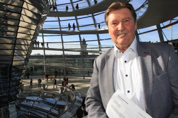 Jürgen Berghahn ist hier auf der Kuppel des Reichstages in Berlin zu sehen. - © Martin Hostert