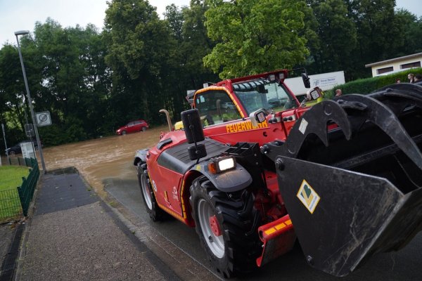Die Feuerwehr ist mit schwerem Gerät in Klüt im Einsatz. - © Freitag TV