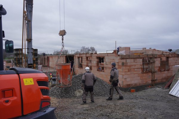 Das neue Feuerwehrgerätehaus in Lothe wächst: Im Haushalt 2022 sind 900.000 Euro für den Neubau eingeplant. Insgesamt wird das Gerätehaus mehr als eine Million Euro kosten. 250.000 Euro erhält die Stadt aus einem Sonderaufruf des Dorferneuerungsprogrammes. - © Michaela Weiße