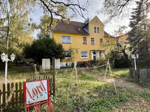 Die Polizei durchsuchte im Rahmen der Ermittlungen gegen ein mutmaßliches Mitglied des Islamischen Staates unter anderem in einem ehemaligen Hotel in Paderborn. - © Ralph Meyer