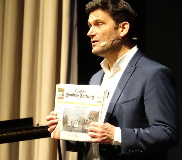 Betonte den Wert der Realitätsspiegelung und las in der Garderobe die lokale Tageszeitung, also die LZ: Kabarettist Christian Ehring aus Düsseldorf. - © Axel Bürger