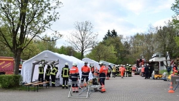 Es gilt, Zelte für bis zu 50 Behandlungsplätze aufzubauen. Lippische Hilfsorganisationen üben gemeinsam in Bad Meinberg. - © Jörn Fries