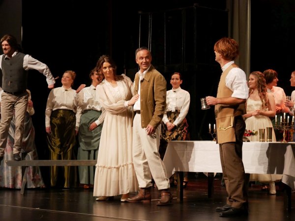 Schwören sich ewige Treue. Das Brautpaar Mercédès (Daniela Stach) und Dantés (Marco Jochheim) wird gefeiert. - © Thomas Krügler