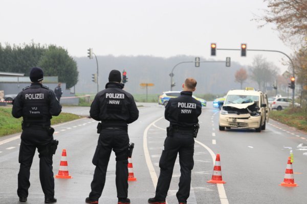 Während der Unfallaufnahme: Im Hintergrund ist das Taxi zu sehen, das die beiden Männer erfasste. - © Claus Frickemeier