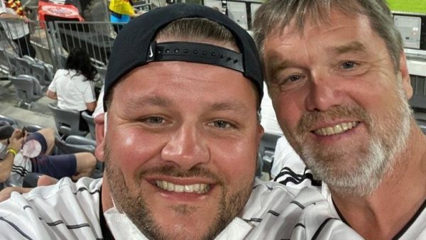 Michael Grundmann (vorne) mit Post-Boss Thomas von Strünck bei einem Länderspiel in der Allianz-Arena in München. - © Michael Grundmann