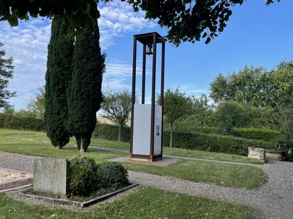 Im neuen Glockenturm von Brakelsiek hängt das Geschenk des Bundespräsidenten. Der Turm wird mehr als zwei Jahre nach seiner Errichtung nun am 27. August mit einem Open Air Gottesdienst auf dem 200 Jahre alten Friedhof eingeweiht. - © Silke Buhrmester
